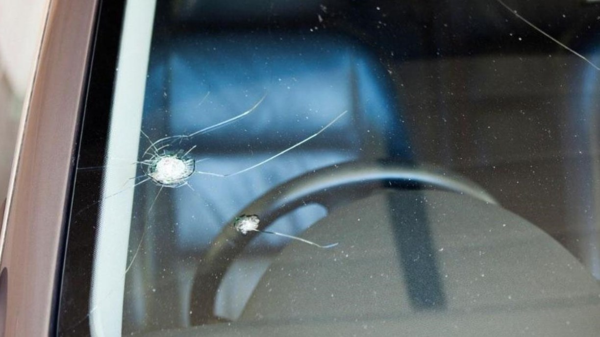 Can you drive with a cracked windscreen? Age Co