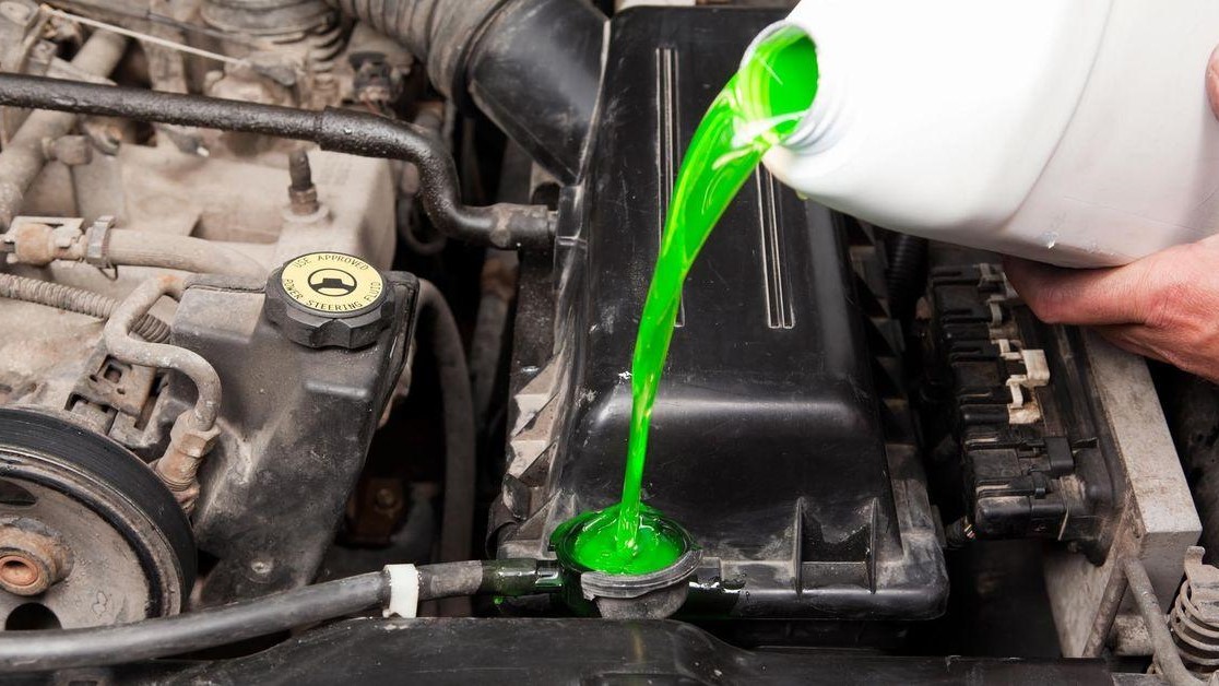 How to check the coolant level in a car Age Co