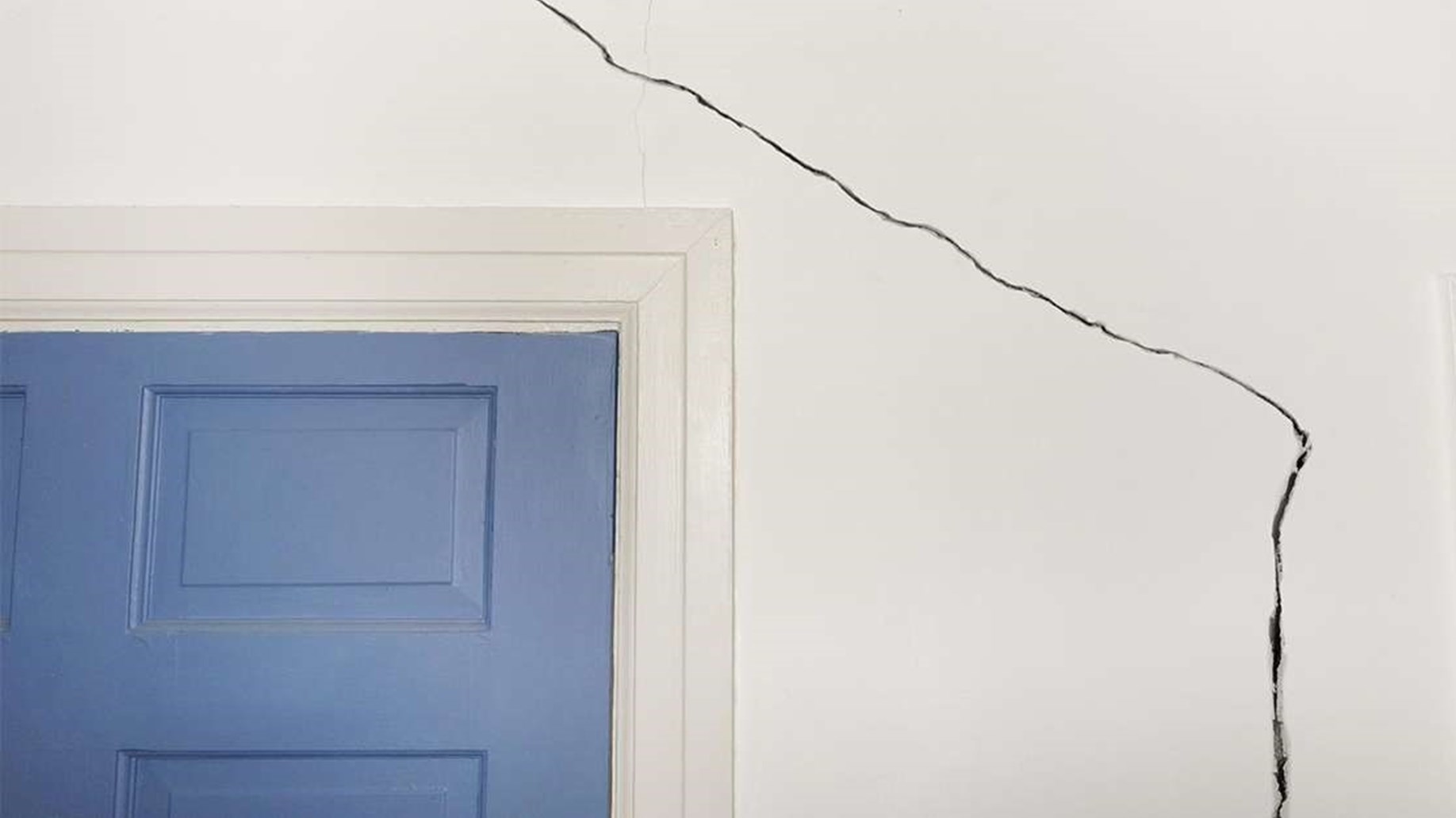 When is a crack in a wall serious? Age Co